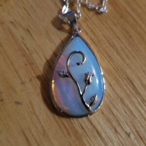 Tulip-overlay Patterned Glass Necklace